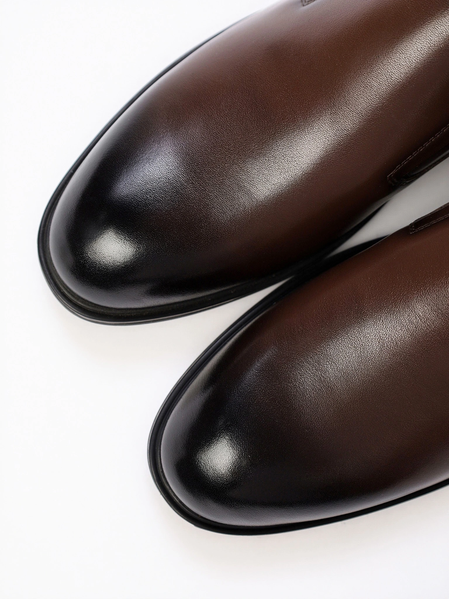 Туфли коричневого цвета с эластичными вставками на низком каблуке